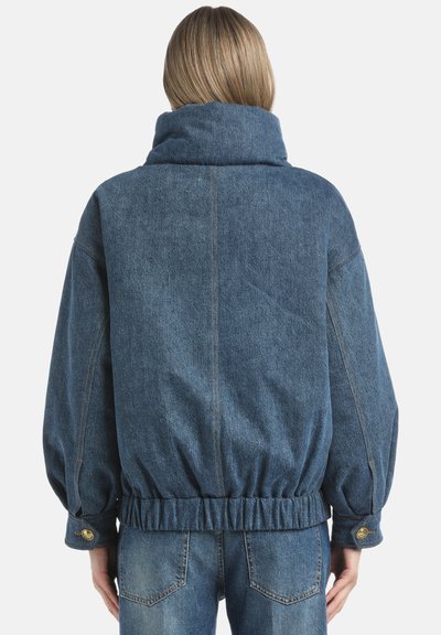 Denim jakna v temno modri barvi z visokim ovratnikom, elastikami v pasu in nabranimi rokavi. Ima zlate gumbne detajle in vidne šive.