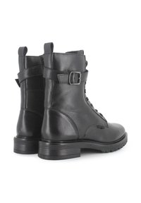 Botas de tobillo de cuero negro con punta redonda, detalle de hebilla lateral y parte delantera con cordones. Presenta una suela texturizada para mayor agarre y un tacón resistente.
