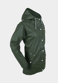 Grön vattentät jacka med huva, tryckknappar och sidofickor. Tillverkad av slät, glänsande material; har kontrasterande dragsnören.