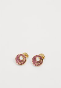 Guldtonade studörhängen i en rund donutform, dekorerade med rosa kristaller och med "GUESS"-logotypen integrerad i designen.