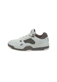 Helle graue Sportschuh mit einer texturierten Wildleder-Oberfläche, dunklen grauen Akzenten, perforierter Seitenpartie und einem gepolsterten Kragen für zusätzlichen Komfort.