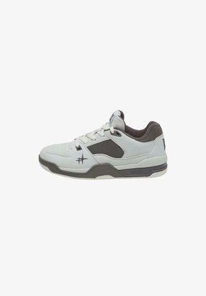 Helle graue Sportschuh mit einer texturierten Wildleder-Oberfläche, dunklen grauen Akzenten, perforierter Seitenpartie und einem gepolsterten Kragen für zusätzlichen Komfort.