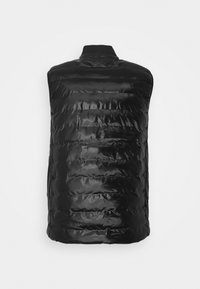 Svart vadderad väst med hög krage, quiltat mönster och en glänsande yta. Har ärmlös design och slät textur.