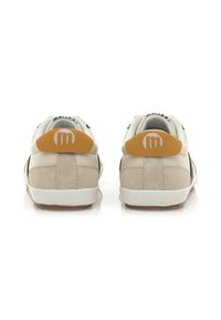Zapatillas bajas con una parte superior de ante en color crema, rayas laterales negras y una lengüeta trasera naranja en contraste que presenta un logotipo. Suela de goma.