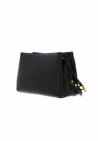 Schwarze Lederhandtasche mit genarbter Textur, Reißverschluss, goldfarbenen Beschlägen und kompakter rechteckiger Form.