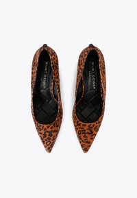 Scarpe con tacco alto e stampa leopardata, con punta affusolata, realizzate in tessuto testurizzato, con dettagli intrecciati neri all'interno.