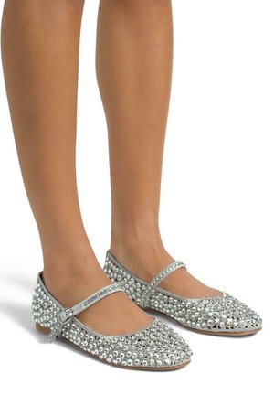 Ballerines argentées à bout arrondi, ornées de paillettes, avec une sangle décorative sur le cou-de-pied et une semelle plate.