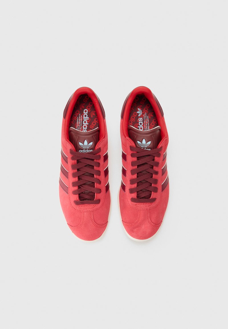 adidas Golf Originals GAZELLE - Golf shoes - bettersca/white/clearsky/red -  Zalando