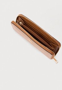 Brūna ādas maks ar rāvējslēdzēja aizdari, vairākām karšu vietām un centrālu monētu kabatu ar rāvējslēdzēju. Zelta toņa metāla aksesuāri.