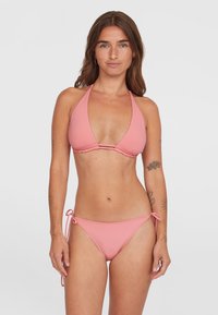 Rožinės spalvos bikini rinkinys su viršaus halter stiliaus ir trikampiais puodeliais bei su raišteliu reguliuojamo pločio apatinėmis kelnaitėmis. Sklandus paviršius su minimalizmo dizaino detalėmis.