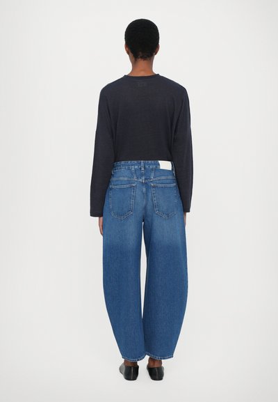 CLOSED JAZZIE - Platėjantys džinsai - mid blue denim