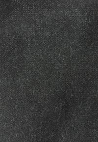Sort stoftekstur med en blød, let fuzzy overflade; viser små lyse fibre spredt i materialet.
