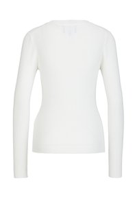 Witte ribgebreide top met lange mouwen en ronde hals, met een getailleerde silhouet en een gladde textuur, ontworpen voor een aansluitende pasvorm.