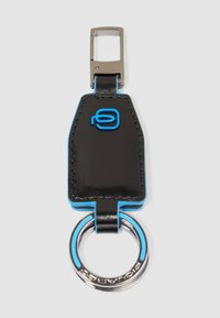 Llavero hecho de cuero negro con costuras y detalles azules, que cuenta con un aro de metal plateado y un clip rectangular plateado.