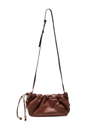 Sac à bandoulière en cuir marron avec dessus froncé, bandoulière réglable et pampilles décoratives latérales avec perles métalliques.