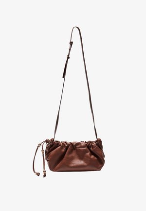 Sac à bandoulière en cuir marron avec dessus froncé, bandoulière réglable et pampilles décoratives latérales avec perles métalliques.