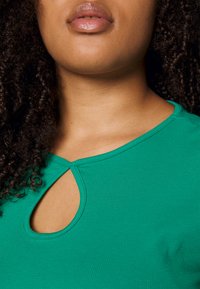 Even&Odd Curvy T-shirt básica - green