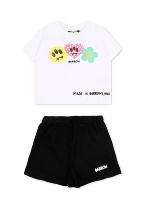 Biała koszula z krótkim rękawem z kolorowymi buźkami i napisem „Barrow”, w połączeniu z czarnymi szortami z logo „Barrow” na nodze.
