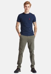 Timberland DUNSTAN RIVER POCKET TEE - Paprasti marškinėliai - dark sapphire