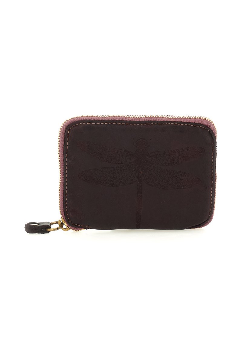 Portafoglio in pelle marrone scuro con zip a tutto tondo, decorato con un design in rilievo di una libellula e zip rosa, su sfondo bianco.