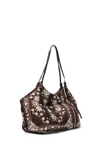 Bolso de tela marrón con patrones florales y de cachemira en blanco, que cuenta con dos correas para el hombro y un diseño flexible.