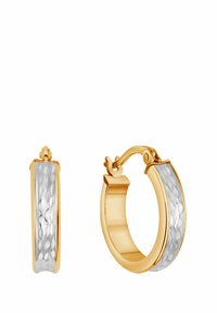 Złote kolczyki w kształcie kół z teksturowanym srebrnym wypełnieniem. Kółka mają polerowane wykończenie i bezpieczne zapięcie.