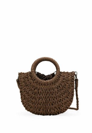 Bolso tejido marrón con asas redondas, forma de media luna y correa de hombro desmontable.