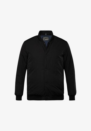 Giubbotto bomber nero con collo alto, chiusura frontale a bottoni automatici, polsini a costine e una finitura liscia e strutturata. Presenta un'etichetta interna con marchio.