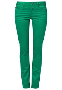 Slim-fit groene broek met een voorste knop en rits, ceintuurlussen en voorzakken tegen een witte achtergrond.
