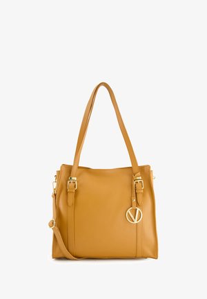 Gelbe Leder-Tote-Bag mit zwei Schulterriemen, goldenen Akzenten und einem runden Logo. Rechteckige Form mit strukturierter Oberfläche.