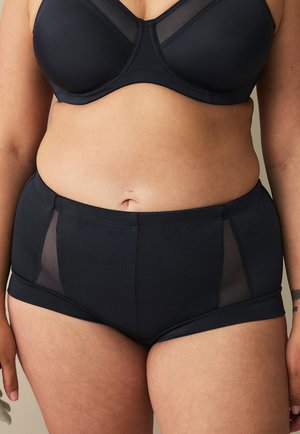 Zwart beha en hoogwaardig ondergoed set gemaakt van gladde stof, met doorschijnende paneelaccenten aan de zijkanten en een comfortabele pasvorm.