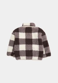 Chaqueta de forro polar texturizada y a cuadros que presenta grandes cuadrados en blanco y marrón oscuro. Tiene cuello, corte relajado y hombros caídos.