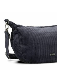 Die dunkelgraue Cordtasche hat eine runde Form, einen verstellbaren Tragegurt und silberne Hardware mit einem dezenten Logo-Detail.