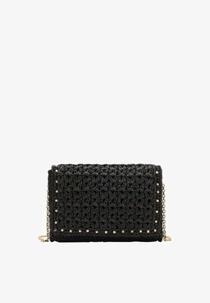 Borsa a tracolla in crochet nera intrecciata con borchie dorate lungo i bordi, chiusura a patta e tracolla a catena. Superficie testurizzata.
