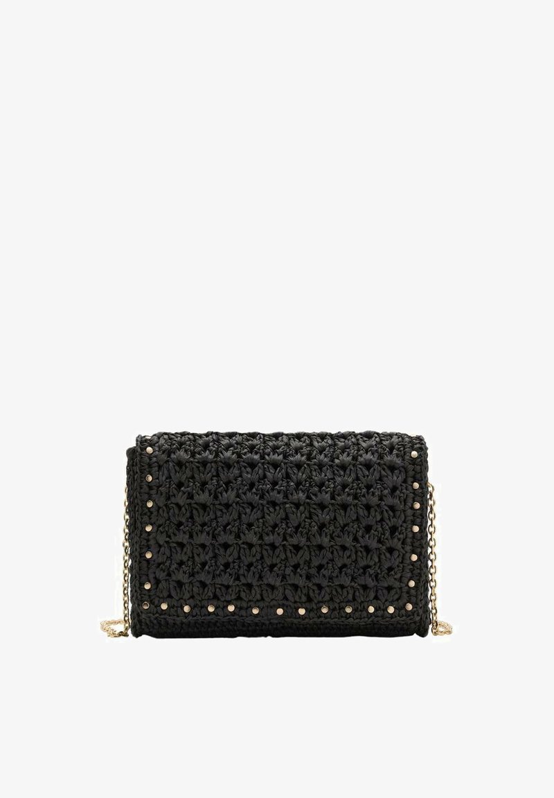 Schwarze gewebte Häkelhandtasche mit goldfarbenen Nieten entlang der Kanten, einem Klappverschluss und einem Kettenriemen. Strukturierte Oberfläche.