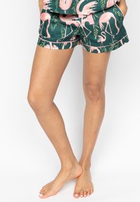Donkergroene shorts met flamingopatroon, met roze flamingo's, een relaxte pasvorm en een zoom met contrasterende afwerking. Geen zichtbaar zakken.