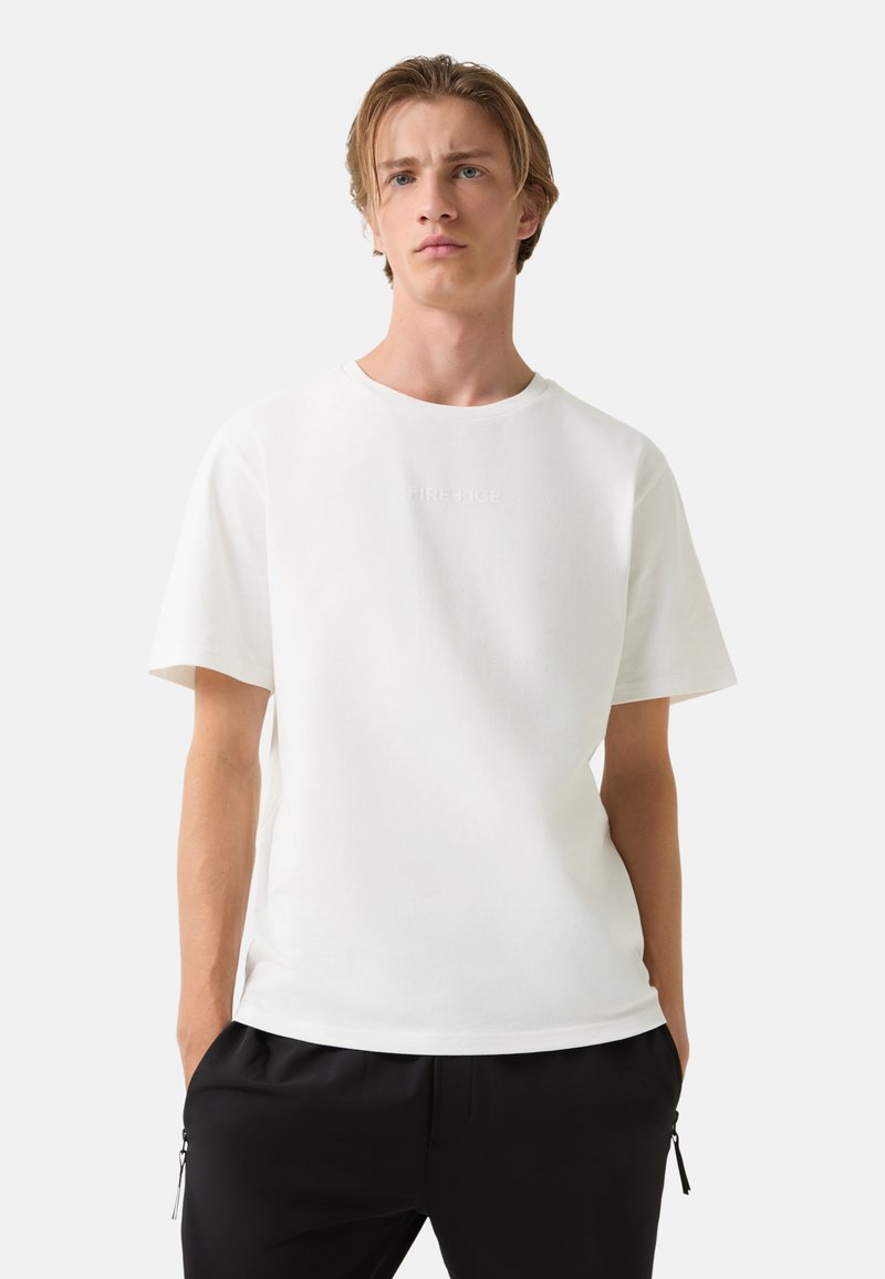 Bílá bavlněná tričko s krátkými rukávy a kulatým výstřihem. Na přední straně se nachází jemné branding "FIRE+ICE", hladká textura, uvolněný střih.