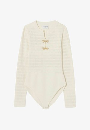 Body à manches longues en crème, arborant un motif en tricot texturé, un col rond et deux nœuds dorés décoratifs au niveau de la patte d'ouverture.