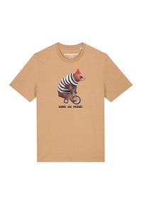 Tan kortemouwen T-shirt met daarop een beer in een gestreept shirt en een rode beanie, die op een fiets rijdt, met daaronder de tekst "Sour De Franz".
