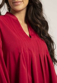 Dona x Lisa PLISSÉE OANA - Blouse - rouge