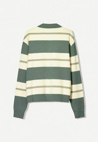 Långärmad stickad tröja med breda horisontella ränder i grönt, krämfärgad och beige, visad bakifrån med ribbade ärmslut och fåll.
