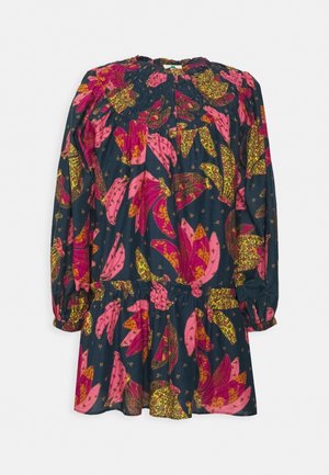 Vestito multicolore con sfondo scuro e grandi motivi floreali rosa, oro e verdi, maniche lunghe e vita arricciata.