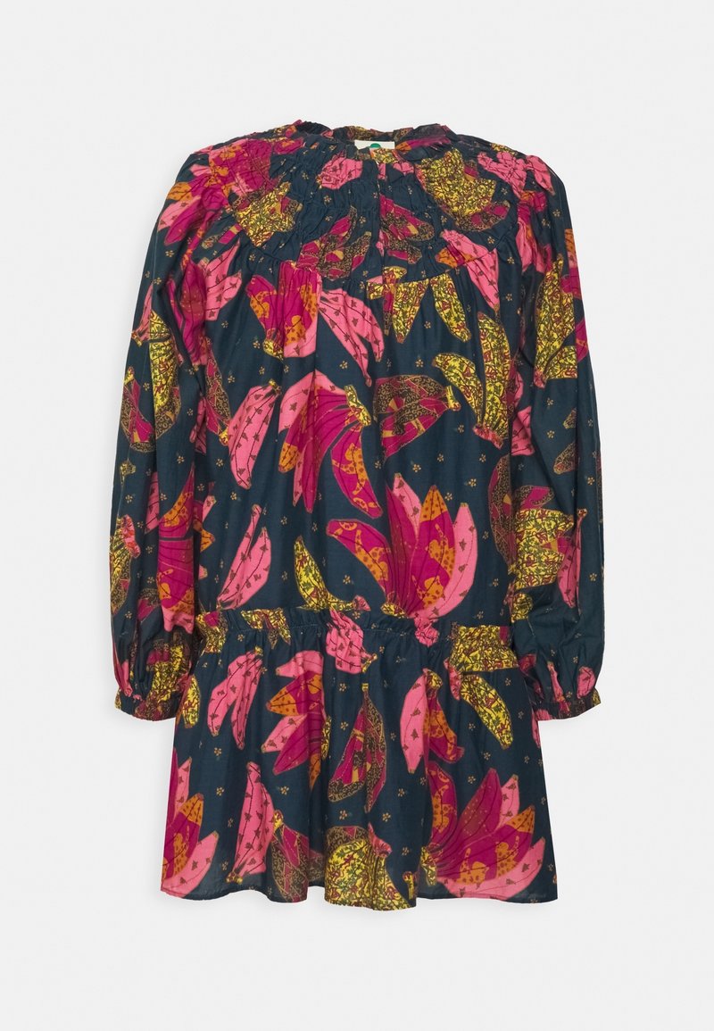 Flerfarvet kjole med en mørk baggrund med store rosa, guld og grønne blomsterprint, lange ærmer og en samlet talje.