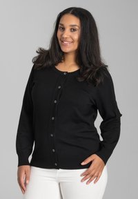 Schwarze Strickjacke aus weichem Stoff, mit Rundhalsausschnitt, langen Ärmeln und fünf Knöpfen an der Vorderseite. Glatte Textur und taillierte Passform.
