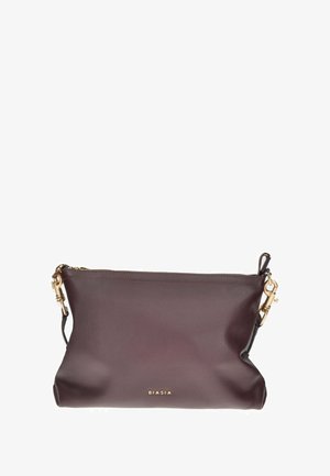 Bolso de cuero burdeos con un acabado texturizado, herrajes dorados, cierre de cremallera y una correa desmontable. Presenta la marca BIASIA en dorado.