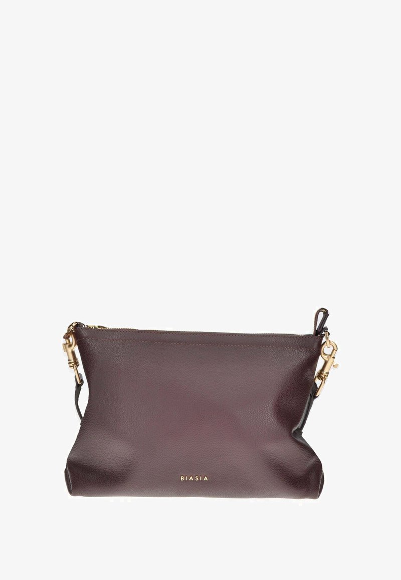 Borsa a mano in pelle marrone bordeaux con finitura testurizzata, dotata di accessori in oro, chiusura con zip e tracolla removibile. Presenta il marchio BIASIA in oro.