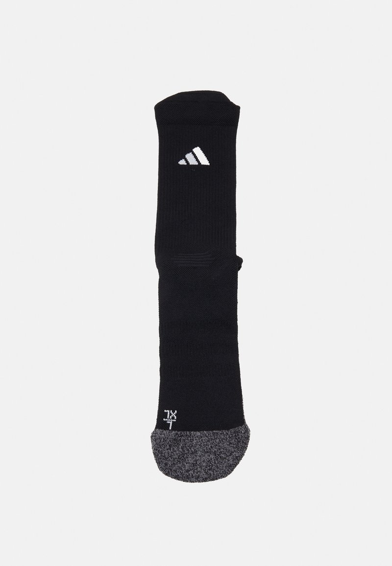 Schwarze Sportsocke mit gerippter Struktur, versehen mit einem weißen Logo und einer grauen Zehenkappe. Hergestellt aus dehnbarem, atmungsaktivem Material.