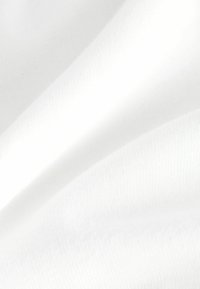 Hvid bomuldsstof med en glat overflade, der viser subtile rynker og folder, hvilket giver et blødt, let udseende.