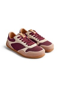 Sneakers in suede borgogna e beige con suola in gomma, caratterizzate da lacci prominenti e un design del pannello laterale a contrasto. Accenti marroni sulla linguetta.