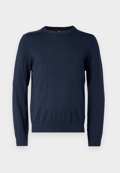 Maglione lavorato a maglia blu navy con scollo rotondo, maniche lunghe e righe colorate sulle spalle. Texture morbida e design aderente.